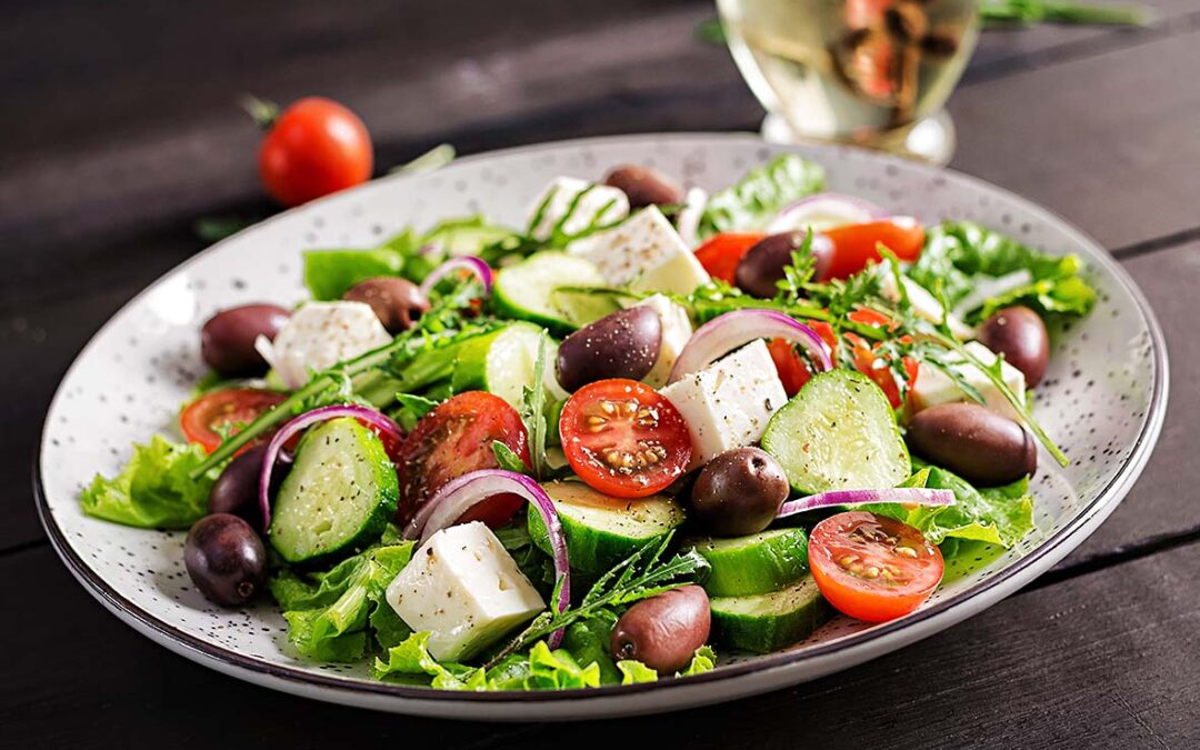 ENSALADA GRIEGA: UN PLACER MEDITERRÁNEO EN TU MESA