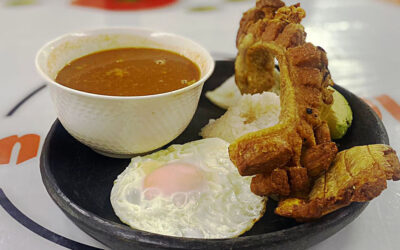 LA BANDEJA PAISA: UNA DELICIA EMBLEMÁTICA DE LA REGIÓN ANTIOQUEÑA DE COLOMBIA